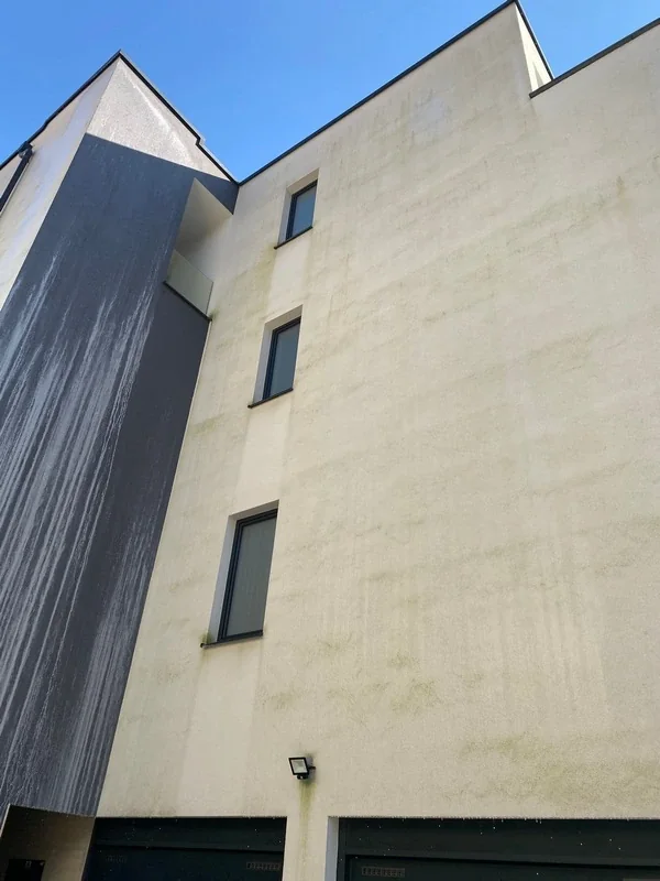 Fasada stambene zgrade s tragovima onečišćenja prije pranja dronom