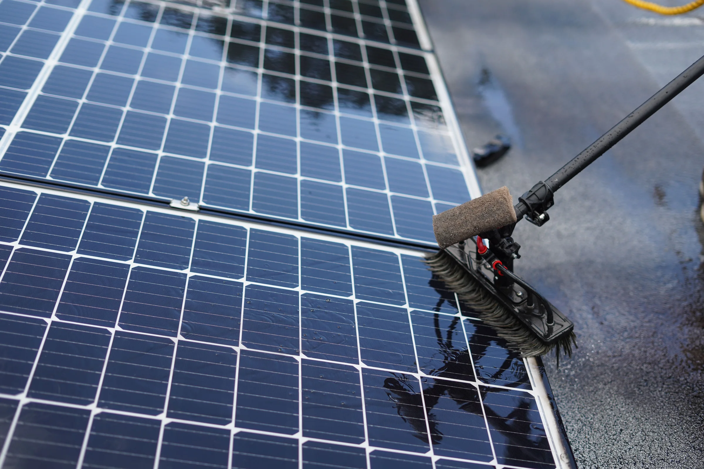 Pranje solarnih panela mekom četkom i vodom bez agresivnih sredstava