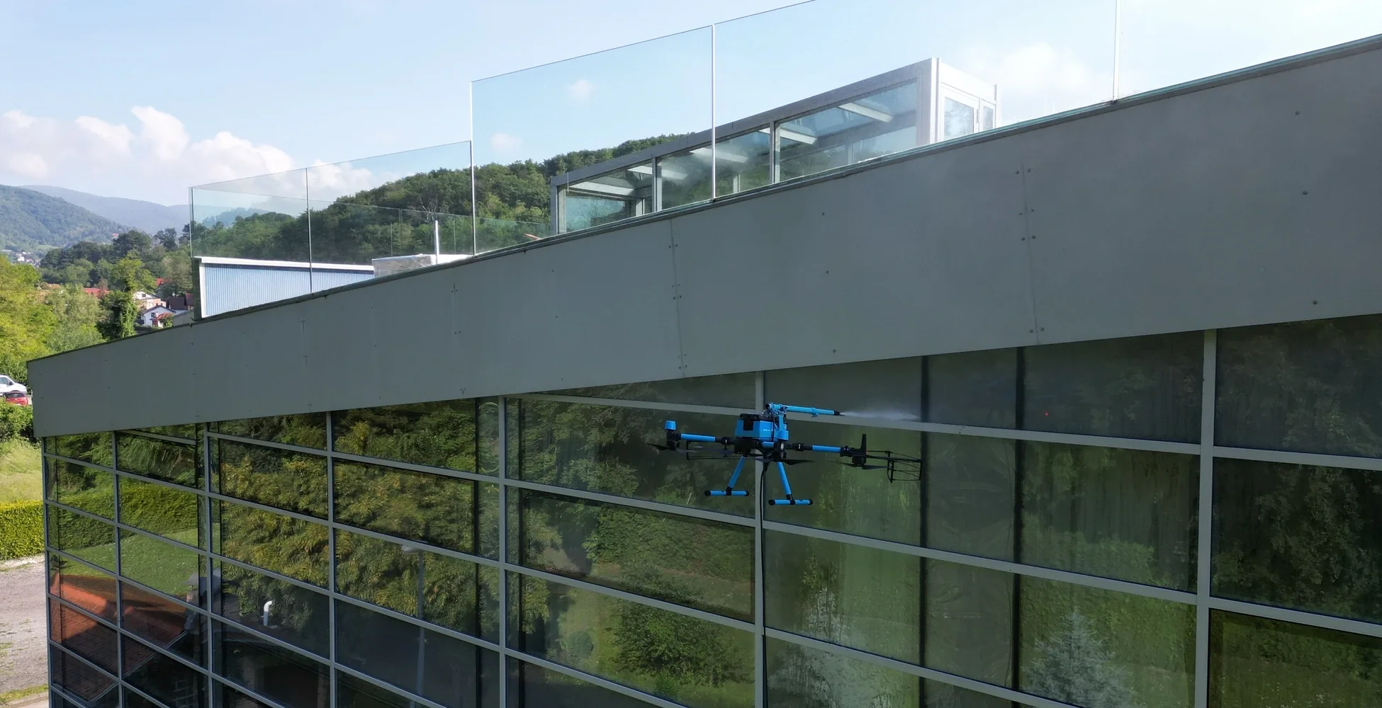 Dron pere staklenu fasadu poslovne zgrade na visini