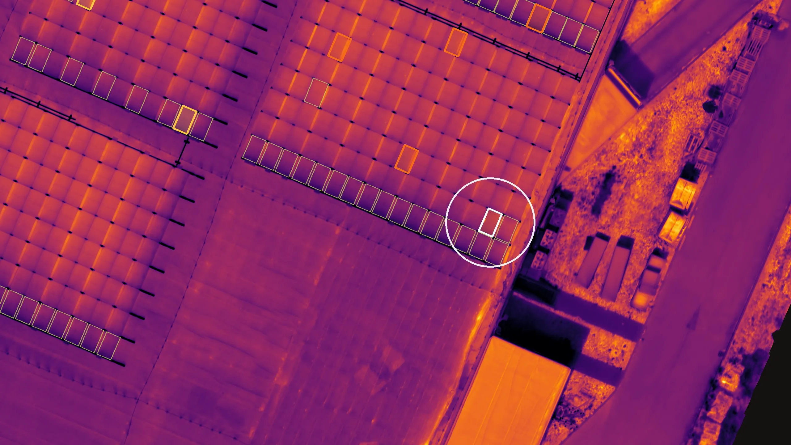 Termalna karta krova iz Solar AI platforme s AI označenim panelima i istaknutim nalazom