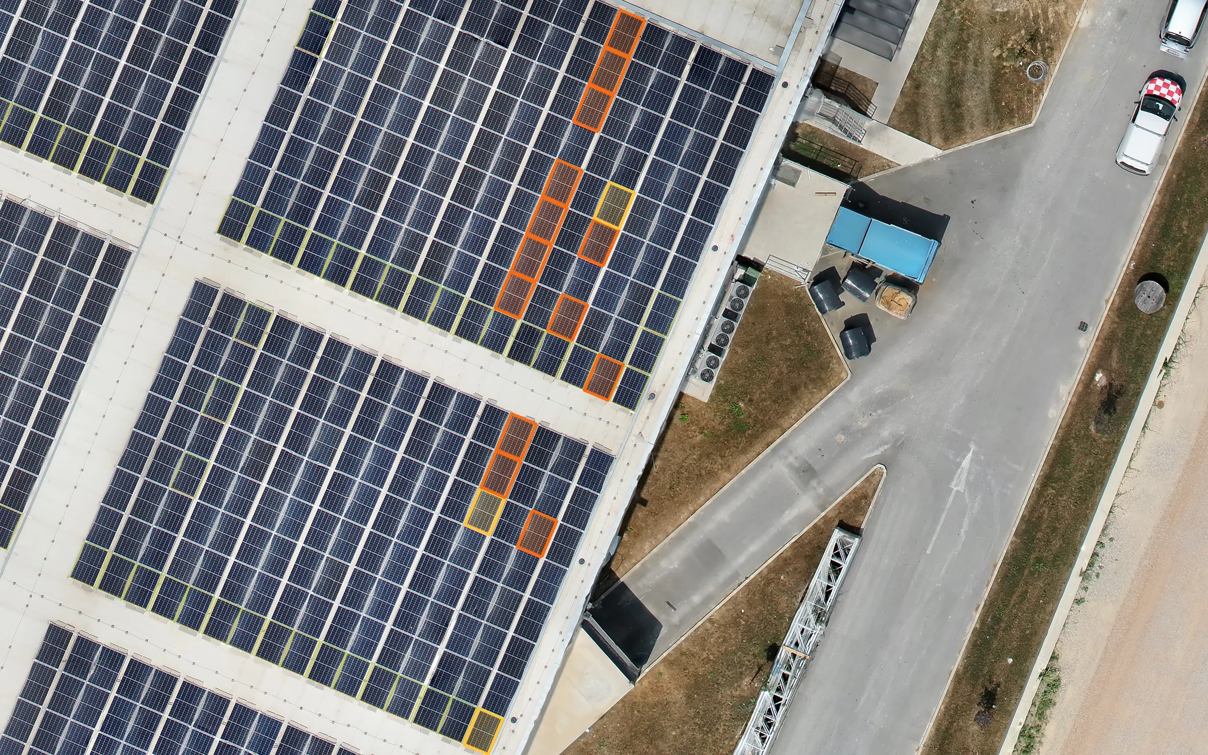 Krovna solarna elektrana s panelima koje je Solar AI označio prema prioritetu nalaza