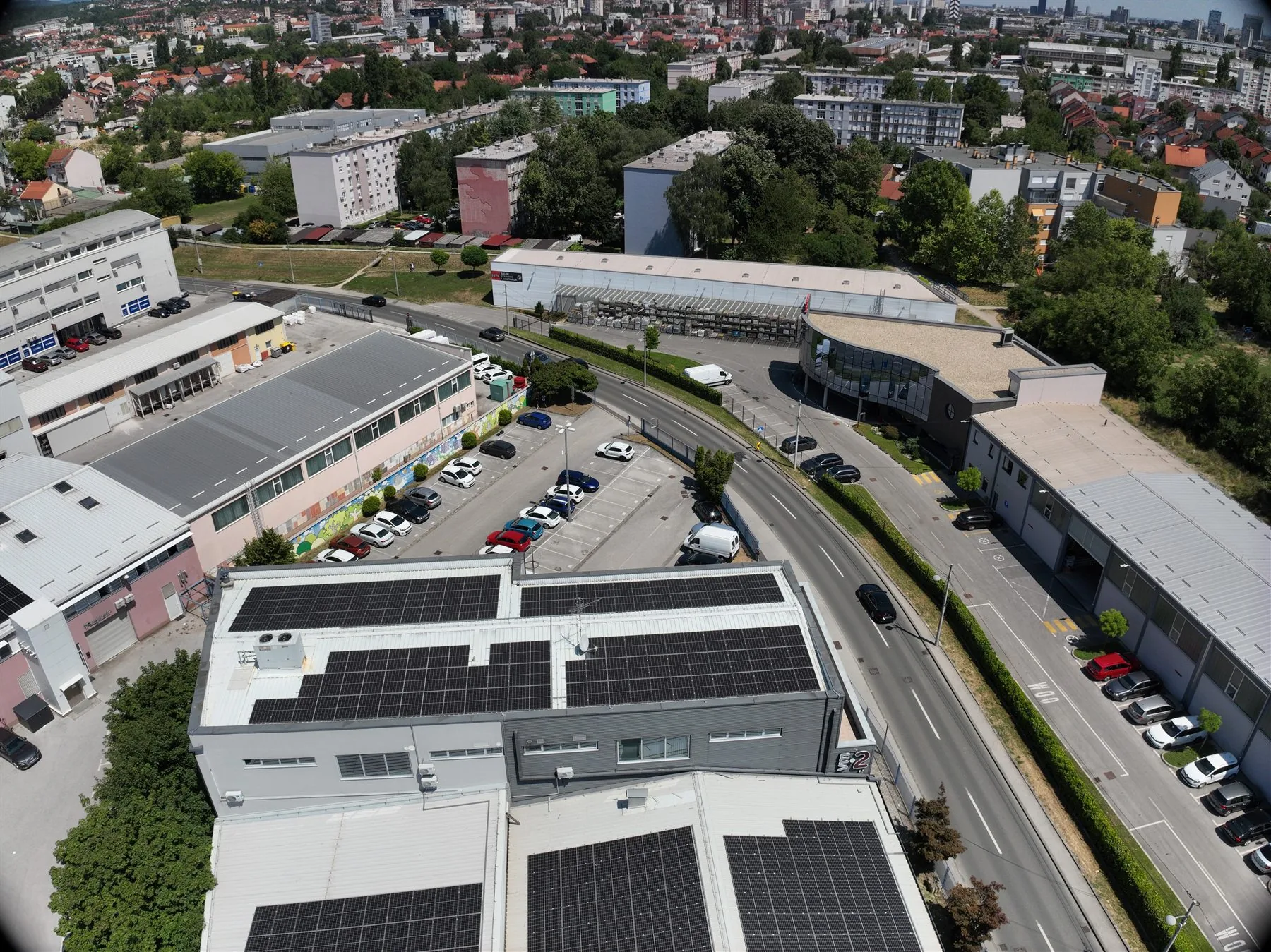 Zračni pregled rasporeda modula velike solarne elektrane
